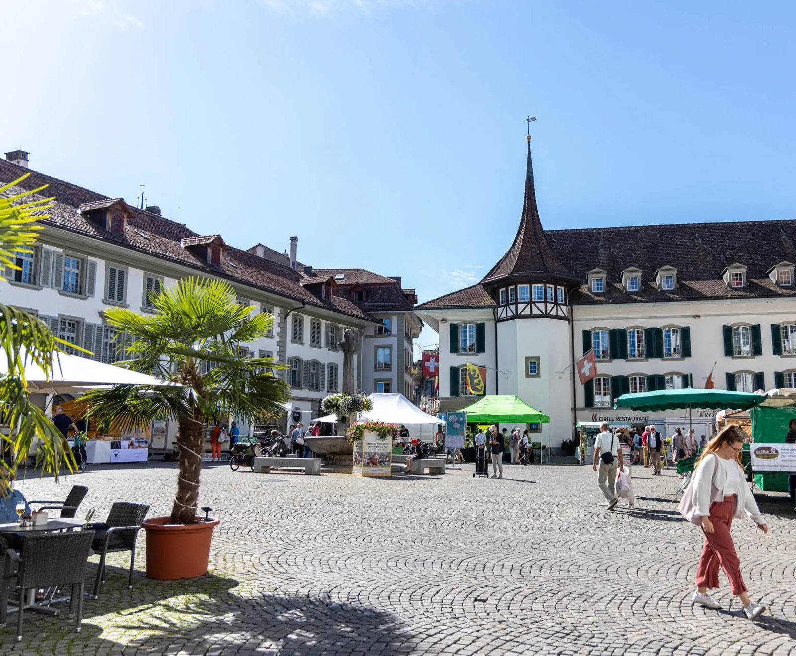 Markt Rathausplatz Thun im Sommer